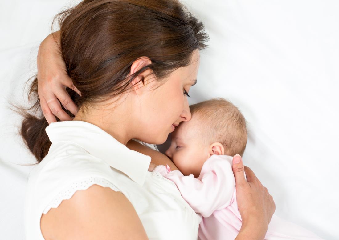Guide to Breastfeeding v/s formula feeding
